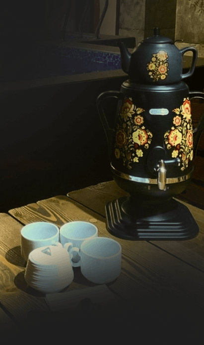 Русский самовар с чашками